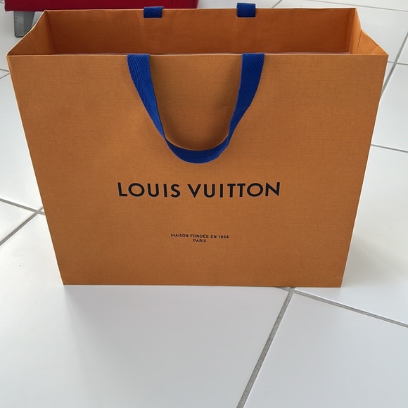 Louis Vuitton RUN AWAY SNEAKER size 39 and 8 USA - Picture 2 of 11